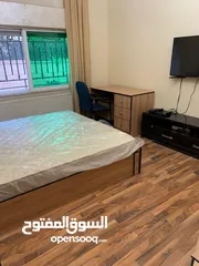  12 شقة ارضية مع ترس كبير مفروشة بجبل الحسين للإيجار