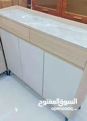  6 خزانة فاخرة بتصميم عصري أنيق ثلاثة دفات مصنوعة من خشب عالي الجودة بلمسة طبيعية وناعم .