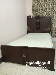  3 غرفة نوم شبابية تختين مفرد ونص مع فرشاتهم وخزانة خشب لاتيه بحالة ممتازة للبيع بسعر 120عمان