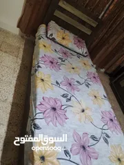  1 طاولة وسط وتخت مفرد وشاشة استعمال بسيط