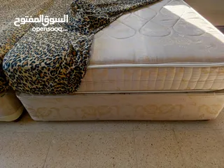  2 تخت مفرد ونص مع فرشه بسعر مغري بحالة الوكاله ،بوكس مغلق +فرشه + راسيه خشب مع جلد