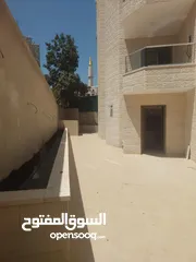 23 للايجار شقه ارضيه مدخل مستقل مع ساحه 200 متر