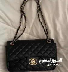  1 شنط شانيل حجم وسط   كوبي ون بنفس شكل الأصلي وبخامة عملية جدًا! وأنيق و انوثي متوفر بلون احمر و اسود