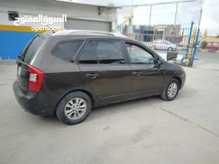  4 Kia caranes 2008