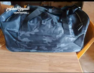  2 شنتة ماركة FILA اصلية جديدة صناعة كمبوديا للسفر او الجيم مع جيبة خارجية لون جيشي