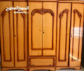  1 خزانه خشب مع روسيات عدد 2 مع تسريحه 6ظرفات الخشب لاتيه 18
