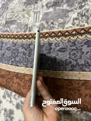  4 ابباد 7 ذاكره 32 الجهاز يجي وياه باكيته وشاحنه ونضيف