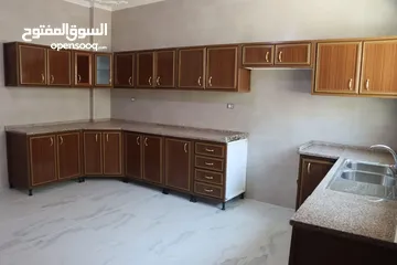  10 فيلا/بيت للبيع من ثلاث طوابق مساحة البناء 700متر مربع مساحة الارض600م2