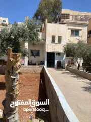  3 منزل طابق ارضي و نصف طابق ثاني مع حديقة و مصف يتسع لثلاث سيارات للبيع