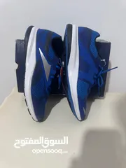  12 حذاء رياضي أزرق من Reebok، خفيف، بتهوية جيدة ونعل مريح بتقنية Memory Tech.