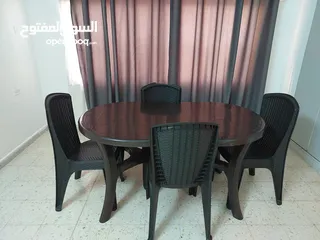  1 طاولة مع كراسي  للبيع بداعي السفر