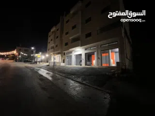  3 محلات تجاريه على الشارع الرئيسي عدد7   محلات4  اوثلاث محلات  كهرباء 3 فاز  يوجد مستودعات نفس العماره