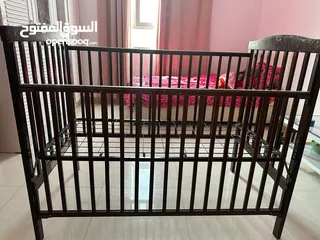  1 سرير اطفال مستعمل ماركة جونيور