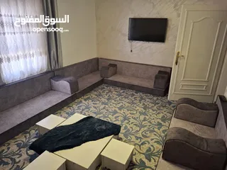  1 غرفه قعده شبه جديده للبيع مساند وسجاد وفرش وركايات