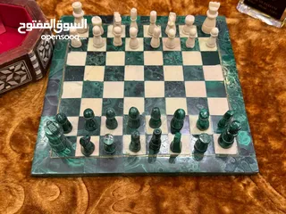  13 شطرنج من الملكيت والالباستر