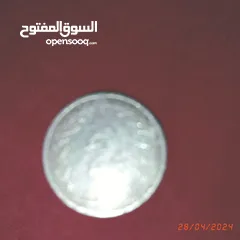  16 عملات نقدية قديمة تونسية وغير تونسية وساعة جيب ألمانية و مغارف سبولة مطبوعئن ومفتاح قديم