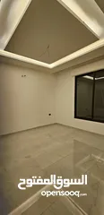  17 شقه مميزه للبيع طابق اول بسعر مغري من المالك مباشره