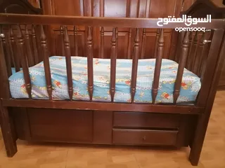  1 تخت اطفال خشب بني اللون مع الفرشة