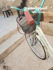  2 بسكليت سبق للبيع البسكليت ممتاز جنط 27 عليه قاعدة بتحمل البسكليت وعليه سلة وعليه ضواو بتركبو عل بلف