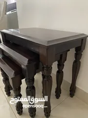  7 طاولات خشب بني راقية (طقم 3 طاولات متداخلة) – بسعر مغري!