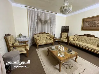  1 طقم كنب ضيافة تفصيل خشب ممتاز – بحالة ممتازة