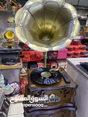  1 جرامافون خشب ونحاس كلاسك كهربائي مع سماعة داخلية وطاولة خشب ستاند