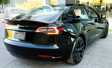  26 تيسلا 2023 model 3 فحص كامل اوتوسكور لون اسود ملوكي داخلي ابيض بحالة الوكالة للبيع بسعر لقطة ومحرووق