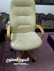  8 طاولة مكتب وكرسي مكتب مع عجلات  بحالة جيدة السعر 50 دينار  عمان الهاشمي الشمالي