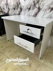  2 مكتب موظف/طلاب عملي بتصميم أنيق – 2 جوارير ع قفل يتميز بتصميم عصري ولون ابيض  جذاب يضيف لمسة احترافي