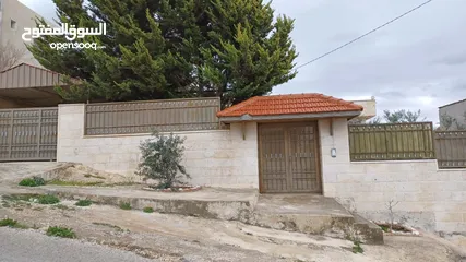  1 منزل للبيع من المالك بموقع راقي وهادئ جدا مطل الموقع سكني بمتياز