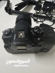 4 كاميرا احترافية بانسونيك Lumix GH5  مع عدسة صغيرة واستاند واضاءة