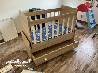 2 تخت أطفال هزّاز استعمال شهر