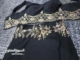  5 فستان للحفلات اسود مطرز بذهبي