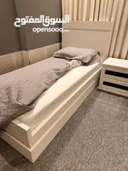  1 غرفة نوم سرير مع كومدينه