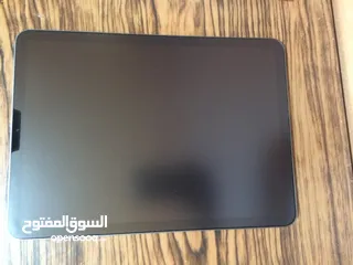  2 ايباد اير 4 حاله ممتازه  ولا خدش مع الكرتونه والشاحن و cover