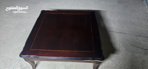  5 طقم طاولات طربيزات مكون من ثلاث قطع وحدة حجم كبير  وثنتين جانبيات حجم اصغر بحالة جيدة جدا  للبيع