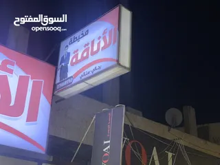  2 مخيطة للبيع مجهزة بلكامل من قارمات ومظلة وسور خارجي واجهة سكريت ومكيف فل انفيرتر وماكينات وغرفة مقاس