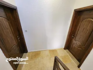  24 شقه طابقيه لها مدخلين معها غرفه علي السطح