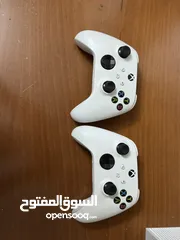  3 اكس بوكس سيريس إس مع إيدتين أصليات للبيع بسعر ممتاز والجهاز قابل للتفاوض بالسعر وحياكم الله جميعآ