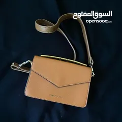  1 شنطة تشارلز اند كيث اصلية