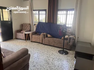  9 منزل طابقين متاح طابق ارضي  مدخل مشترك للطابقين غير شامل اي خدمات اضافية