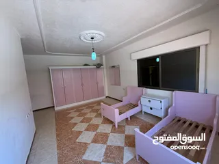  18 فيلا للبيع
