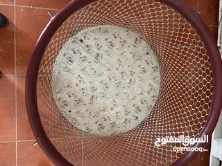 3 حاضنة أطفال دائرية كبيرة قابلة للطي مستعملة بحالة جيدة قاعدة مبطنة سهلة التخزين و مناسبة للعب و نوم