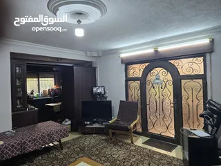  11 شقه مدخل مستقل مرتفعه 7 درجات عن الشارع مساحة الشقه 178 م2 عمر البناء 8 سنوات شماليه غربيه جنوبيه بس