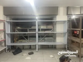  5 يوجد رفوف مستعملة لمحل تجاري للبيع