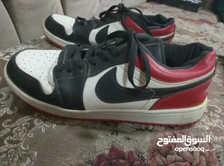  2 جزمه سبورت نايك اصليه سبب البيع صغيره عليه