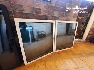  1 شبابيك المنيوم لون ابيض زجاج عسلي بحال الوكااااله عدد 10مع كل الكسسوارات وكااااااله