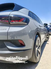  4 VOLKSWAGEN ID.4 CROZZ PRO   مع فتحه بانورما متحركة عداد 9k فقط