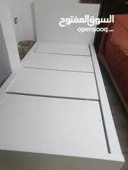  3 تخت من ايكيا لون ابيض  للبيع بسعر مغري