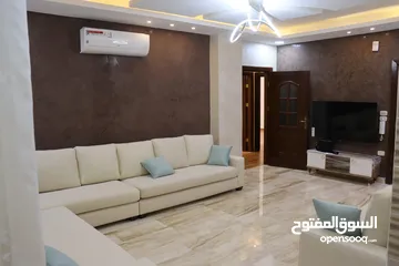  9 للايجار السنوي 3 غرف نوم و ديوانيه بجانب كمبارند الأمعري